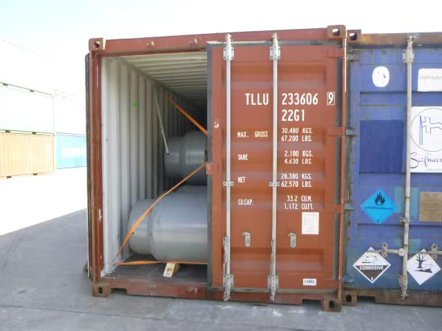 二氧化硫装入集装箱.jpg